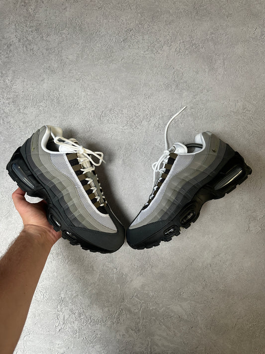 Nike Air Max 95 - Medium Olive - UK8.5