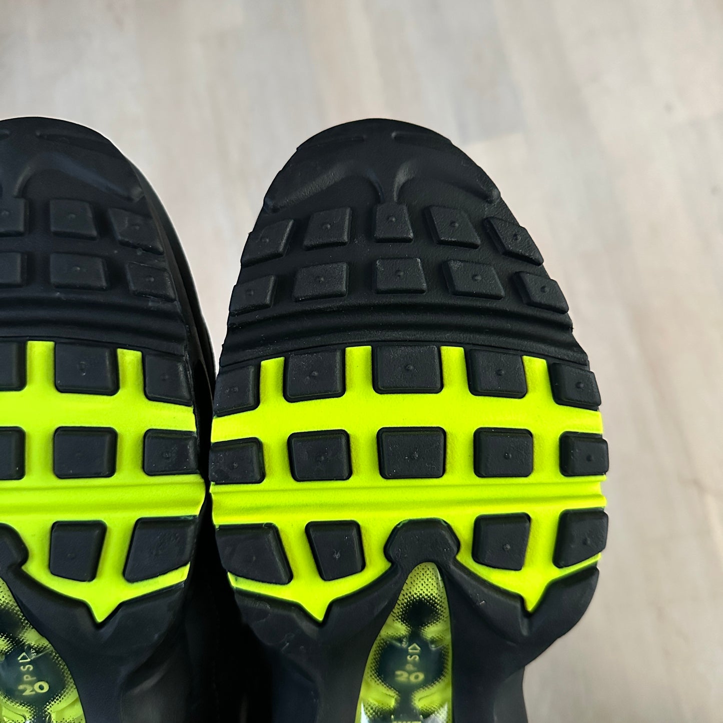 Nike Air Max 95 - Neon 2020 - UK9.5