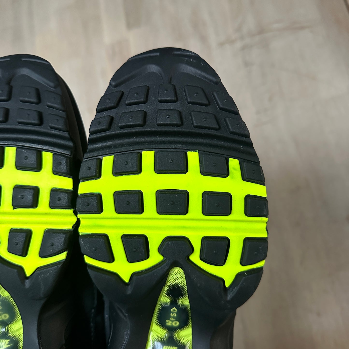 Nike Air Max 95 - Neon 2020 - UK8.5