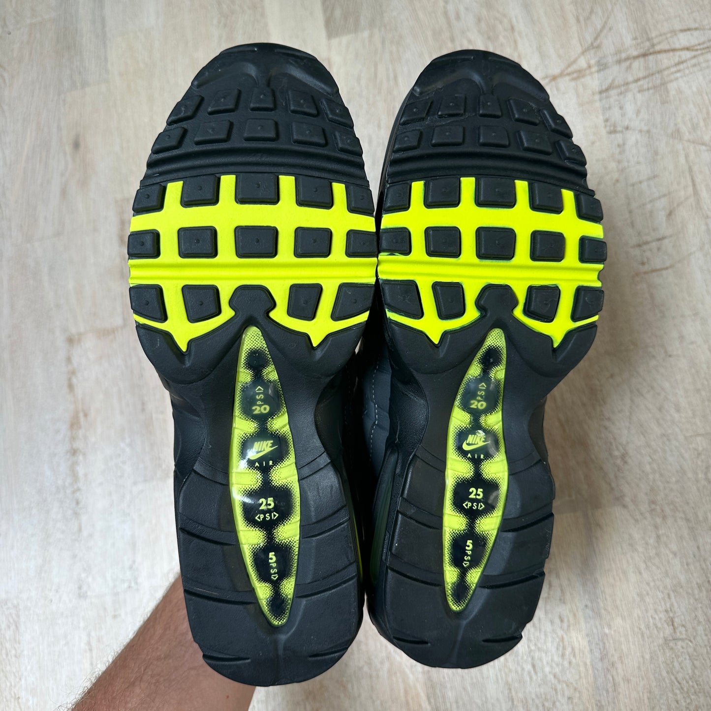 Nike Air Max 95 - Neon 2020 - UK8.5