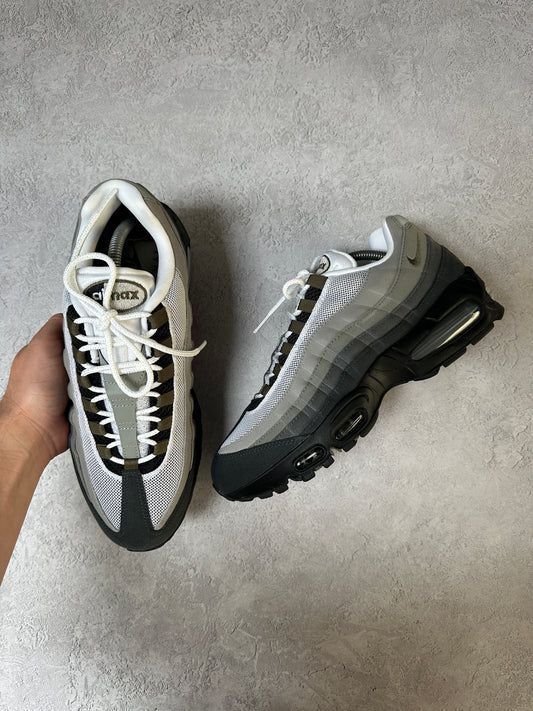 Nike Air Max 95 - Medium Olive - UK8.5