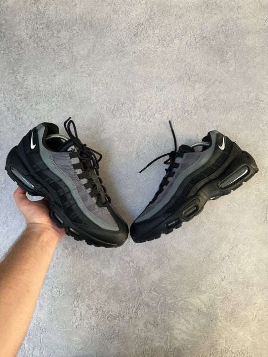 Nike Air Max 95 - Black / Smoke Grey - UK8.5