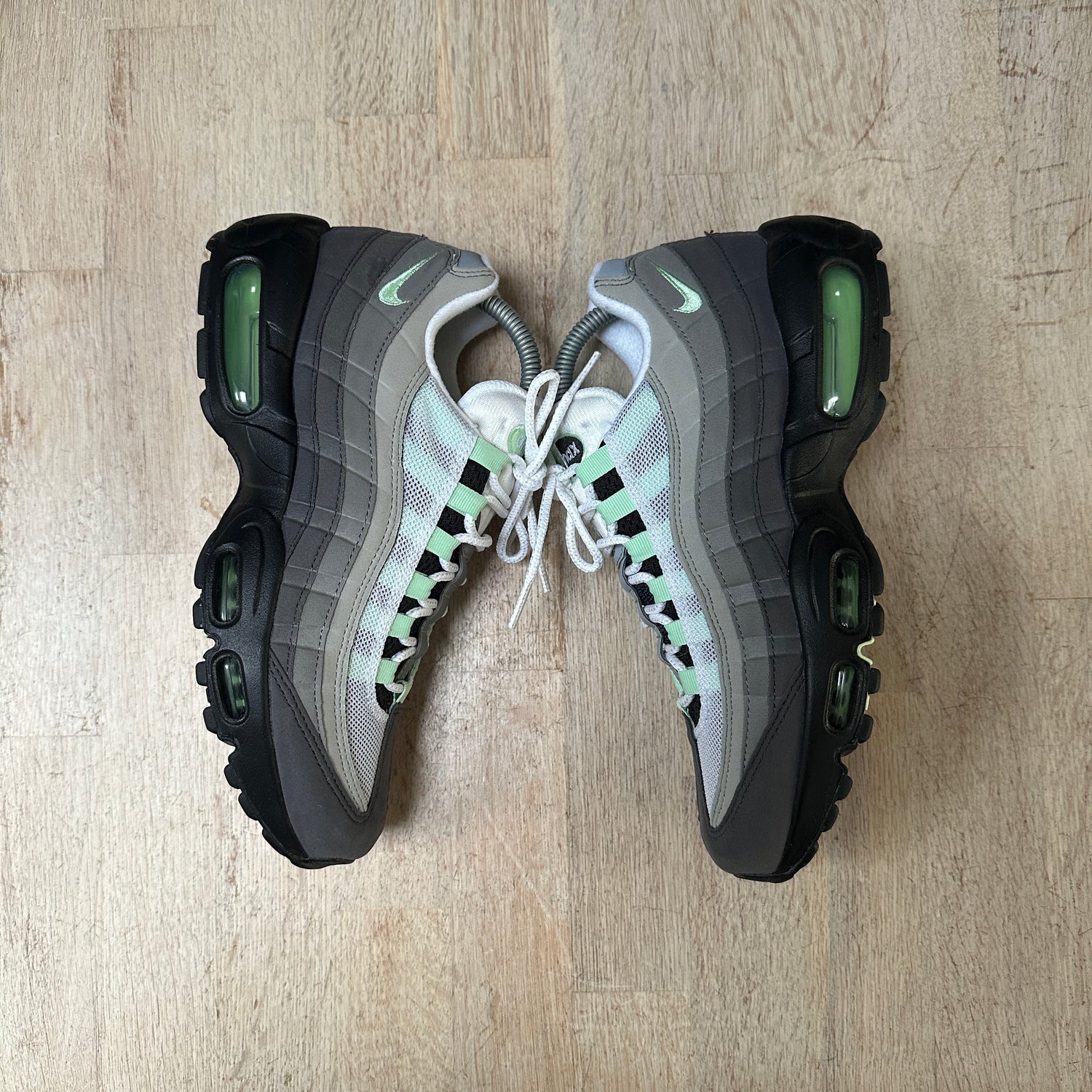 Mint green best sale nike air max