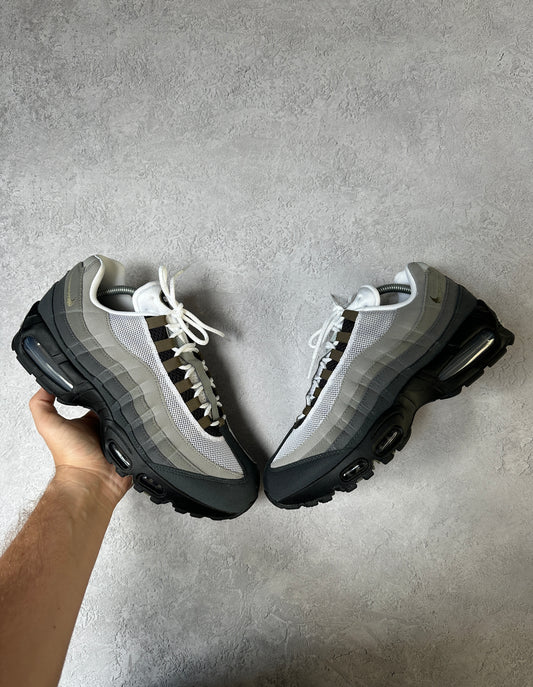Nike Air Max 95 - Medium Olive - UK8.5