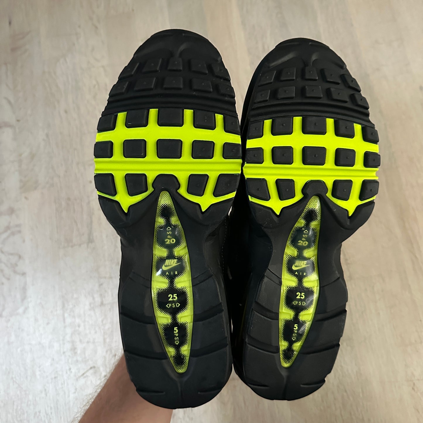 Nike Air Max 95 - Neon 2020 - UK9.5